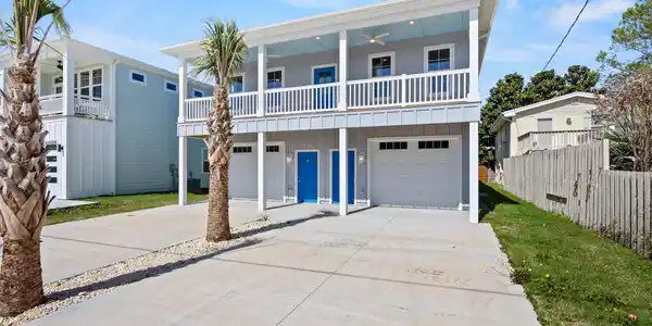 Image 2: 4_front exterior