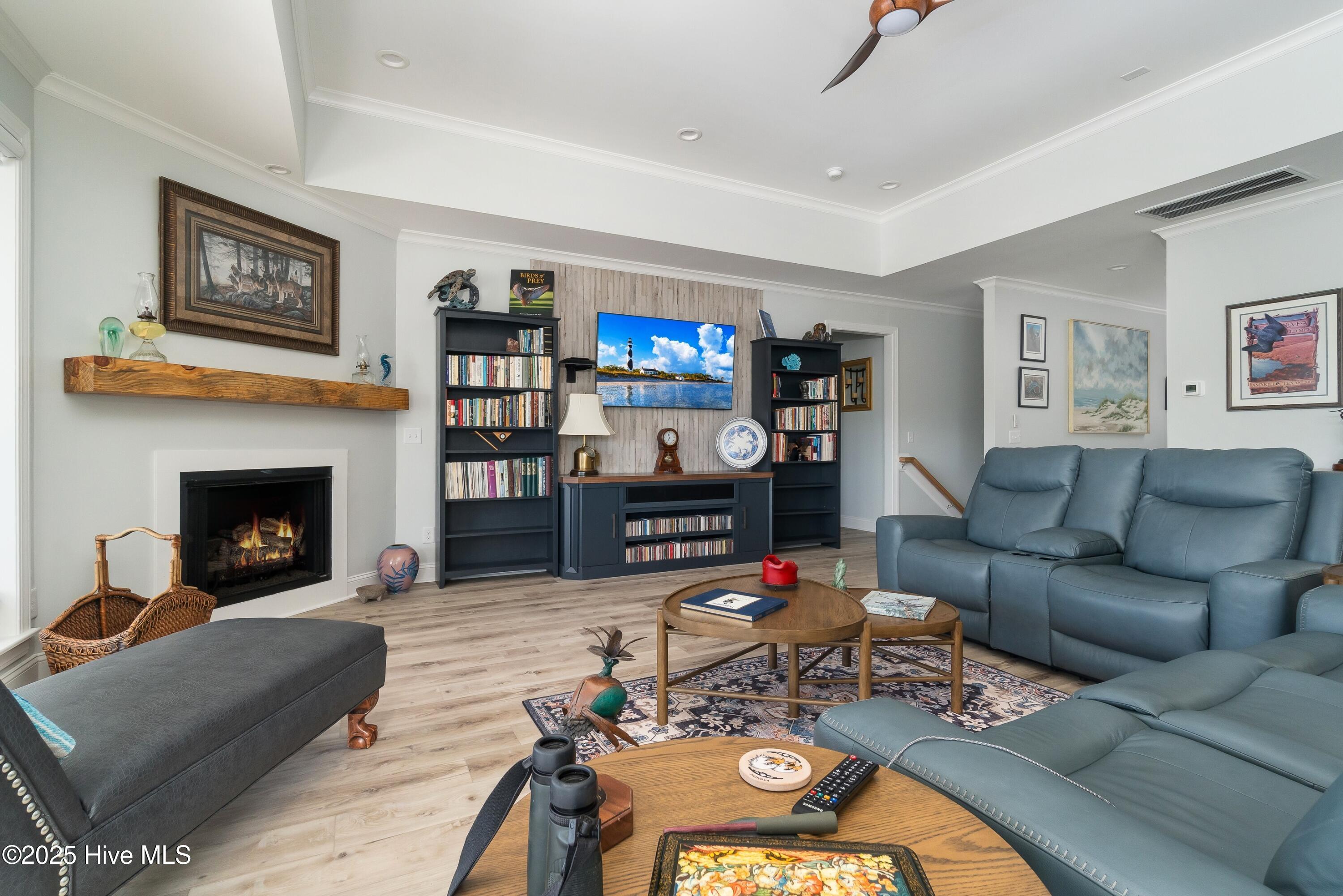 Image 4: 004_Top floor Living Room