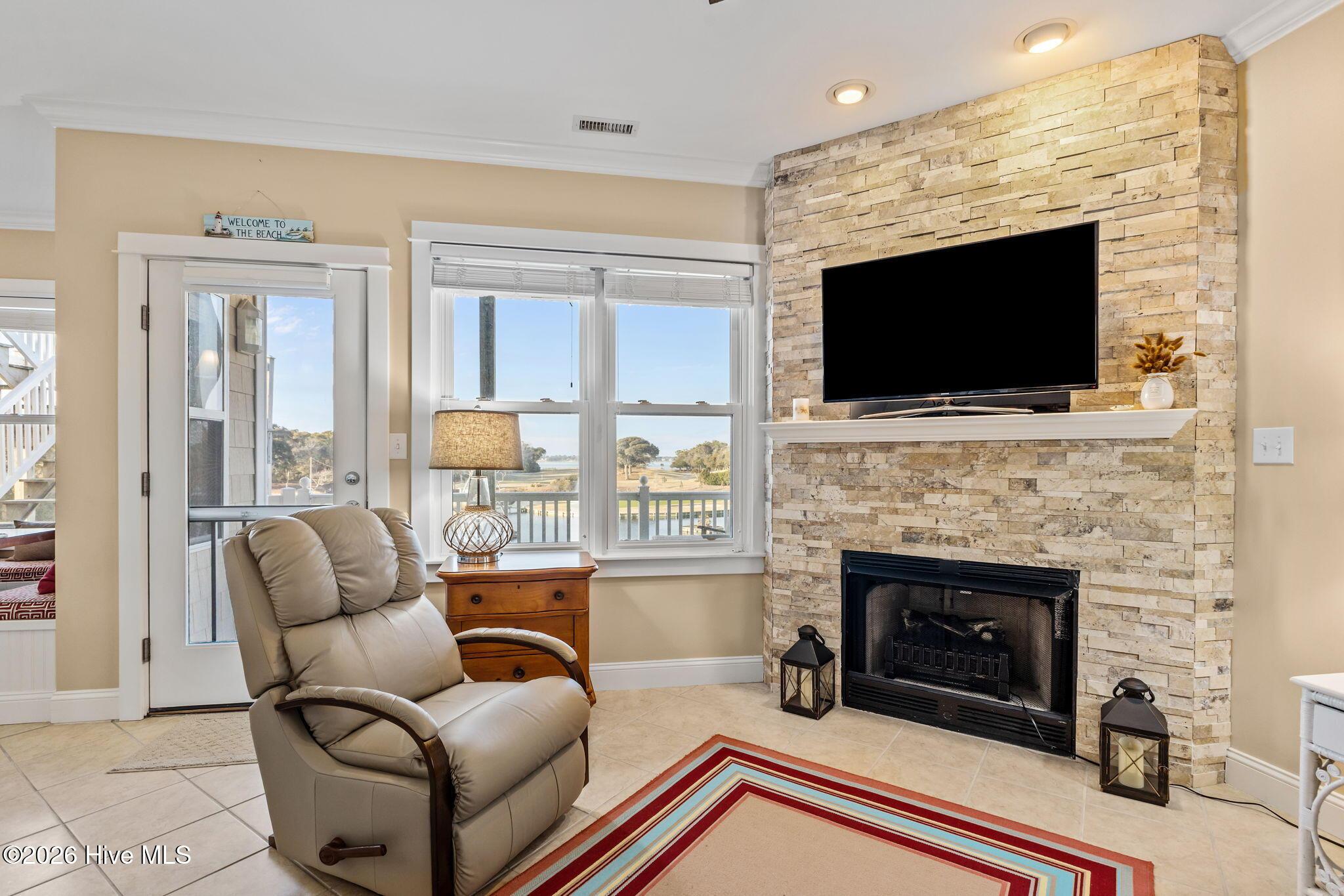 Image 4: Living Area