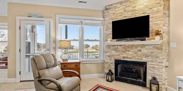 Image 4: Living Area