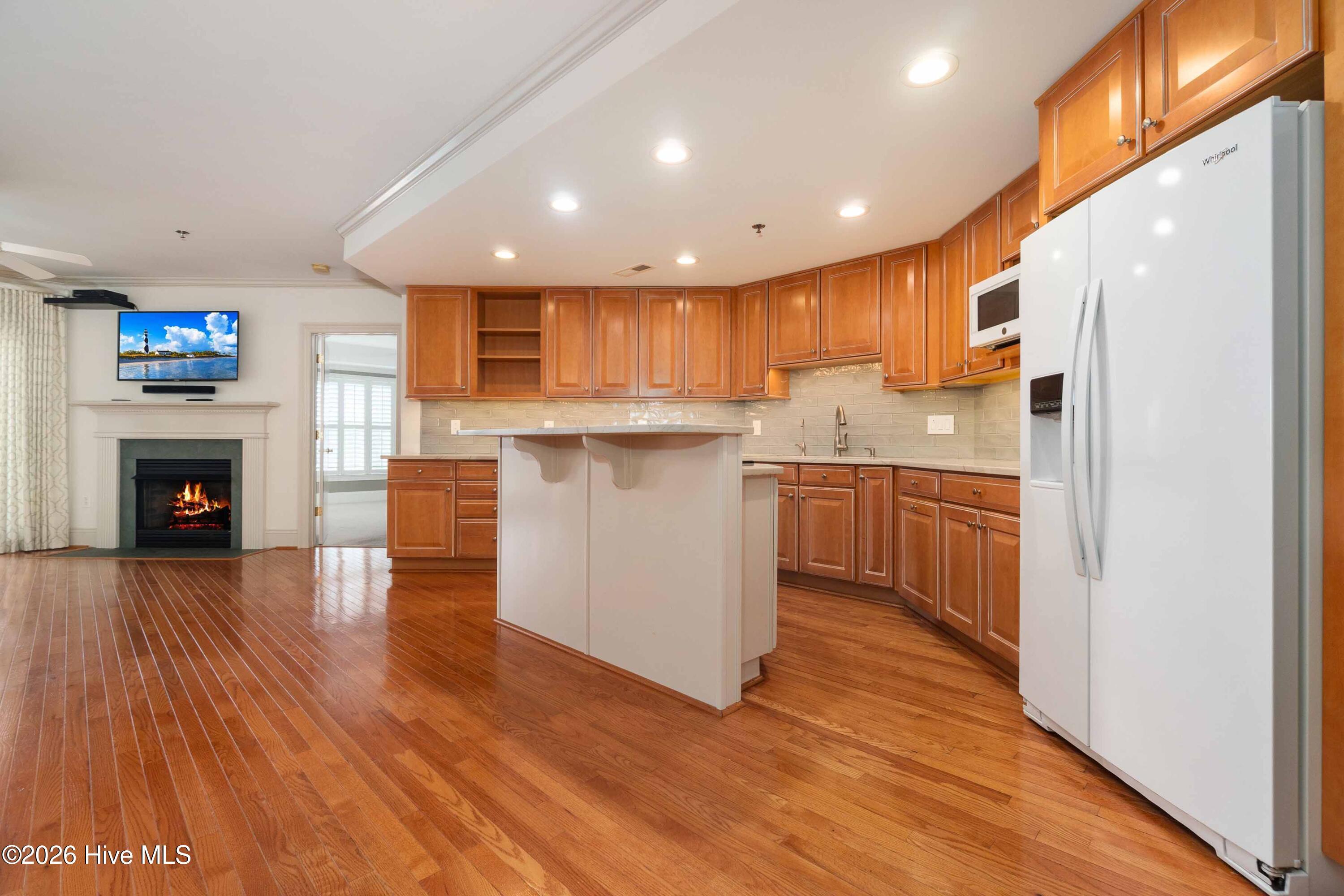 Image 4: 004_Kitchen
