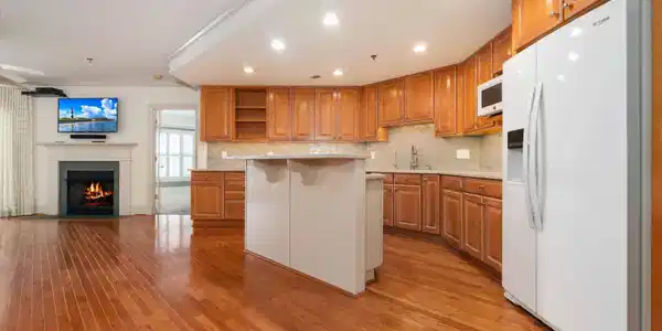 Image 4: 004_Kitchen