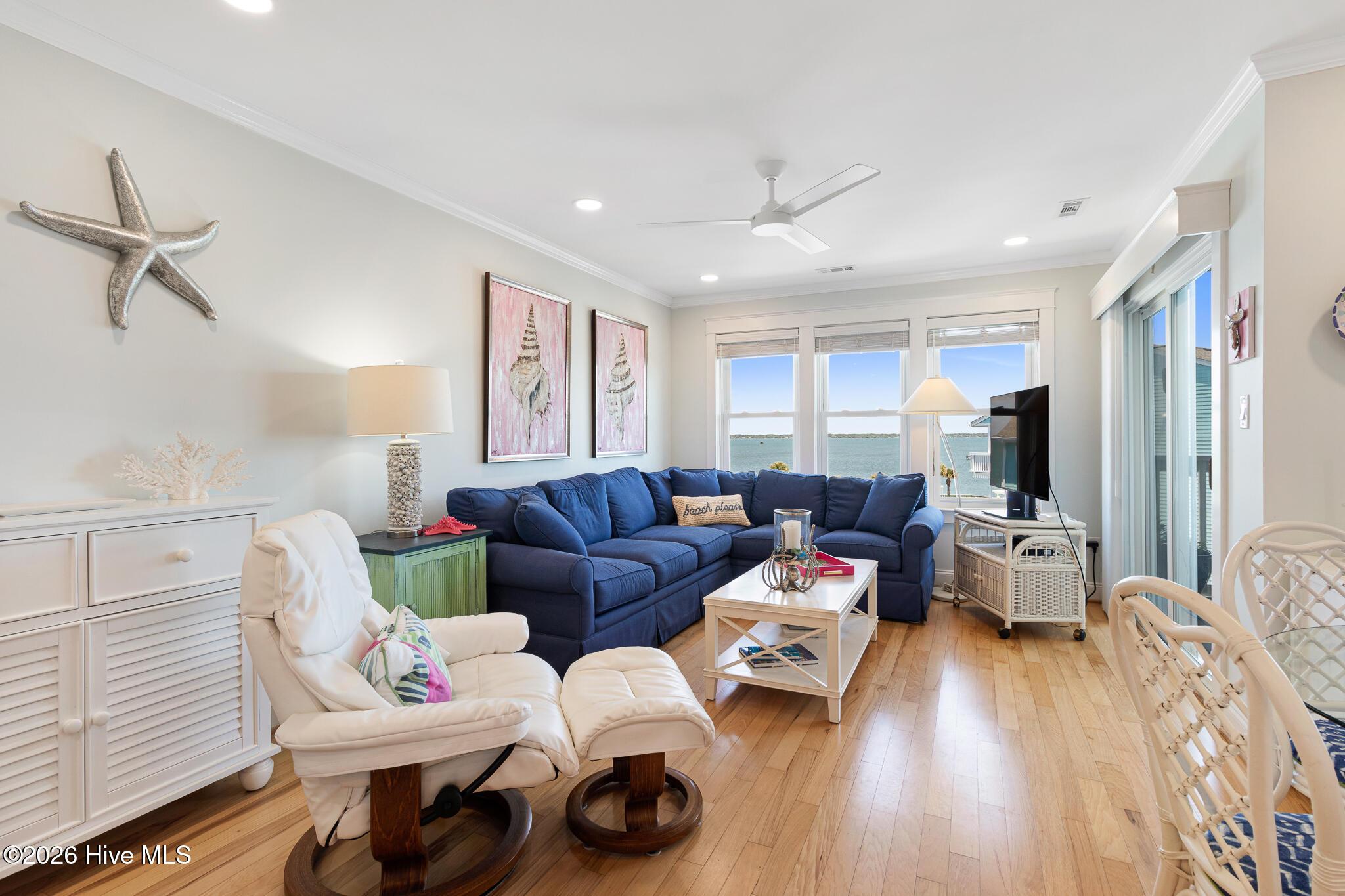 Image 3: Living room with sound views