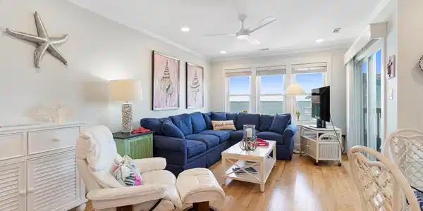 Image 3: Living room with sound views