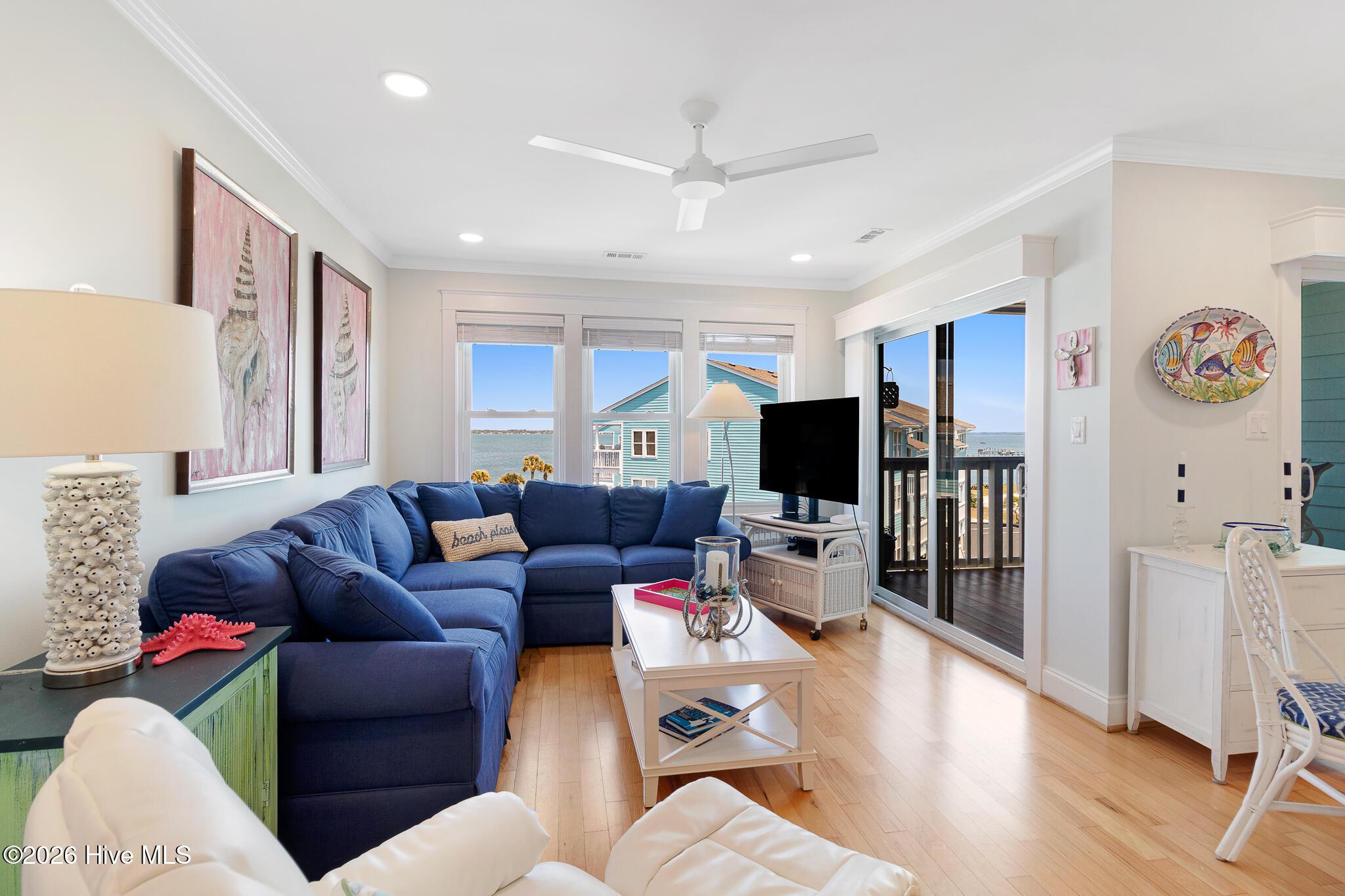 Image 4: Living room with sound views