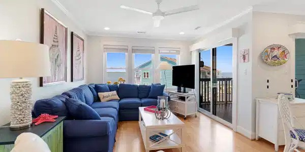 Image 4: Living room with sound views