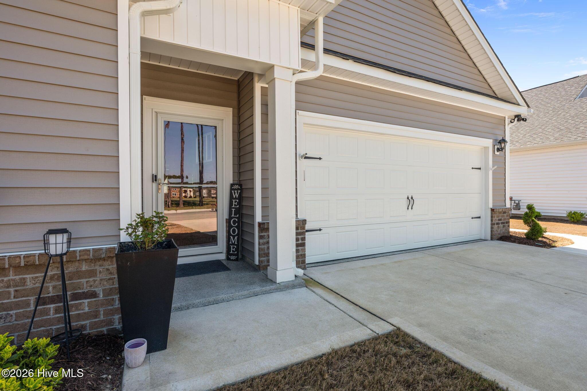 Image 3: Porch and Garage view