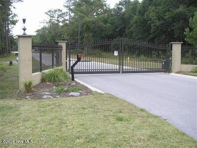Image 3: Gate 2 Livr Oakes