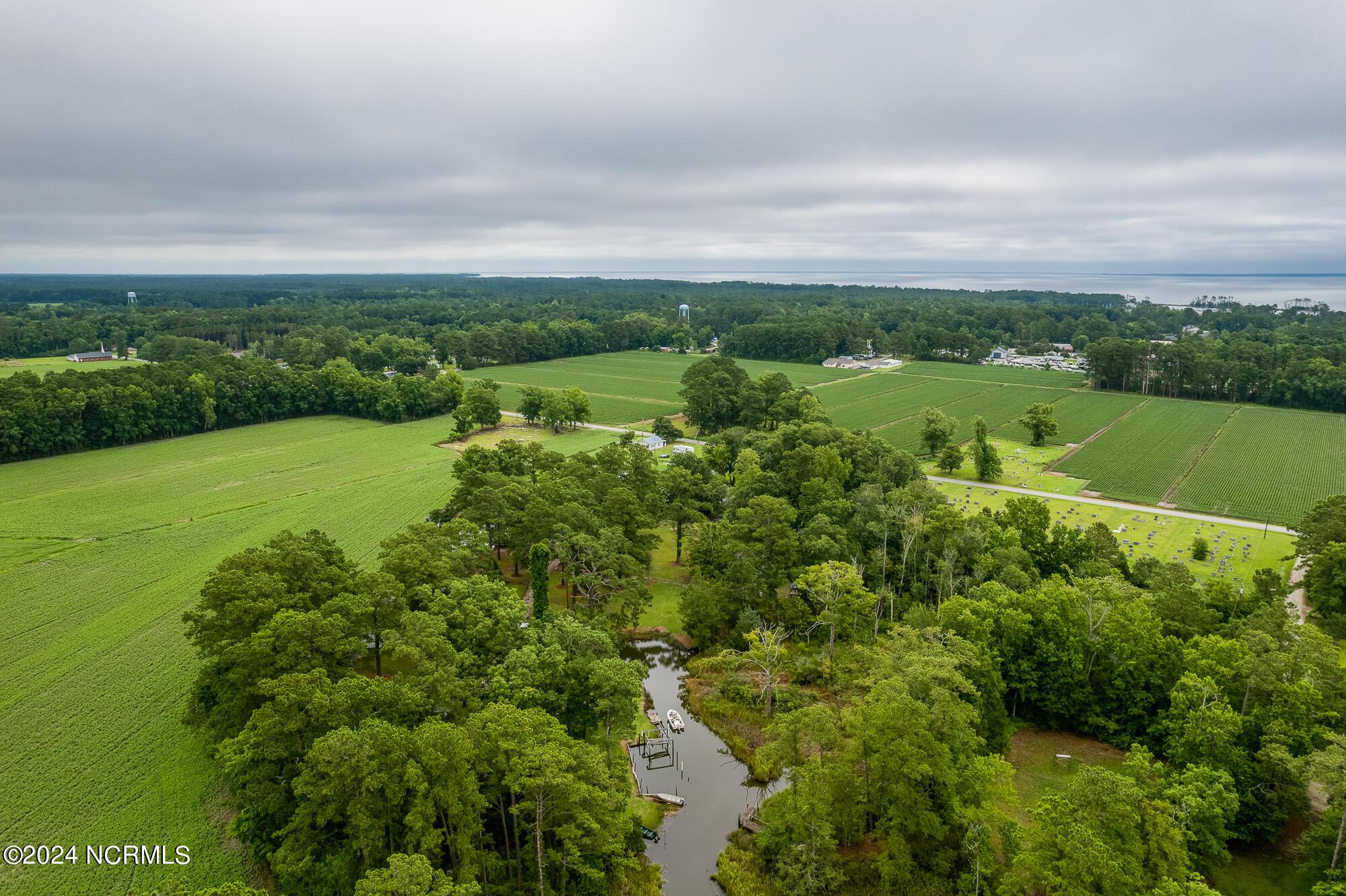 Image 4: 130-holiday-ln-19