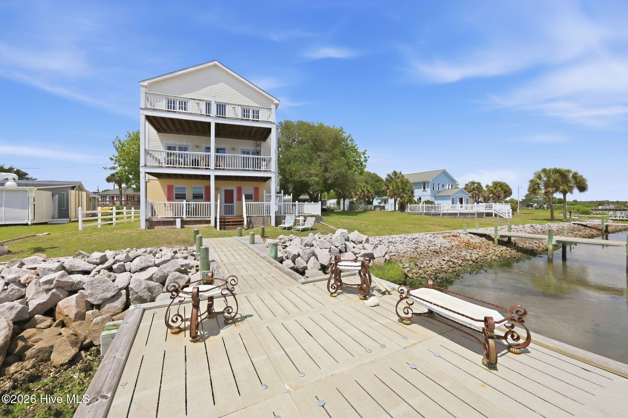 Image 4: Waterside deck