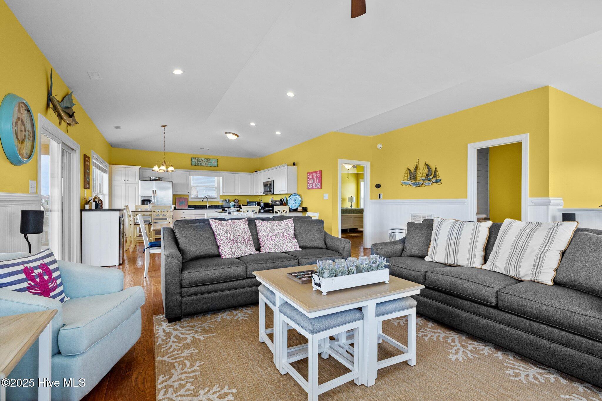 Image 4: Living Area