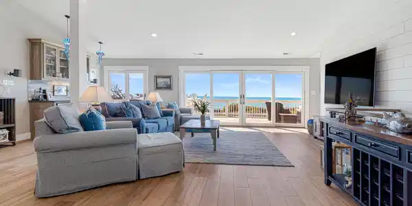 Image 4: Living Room