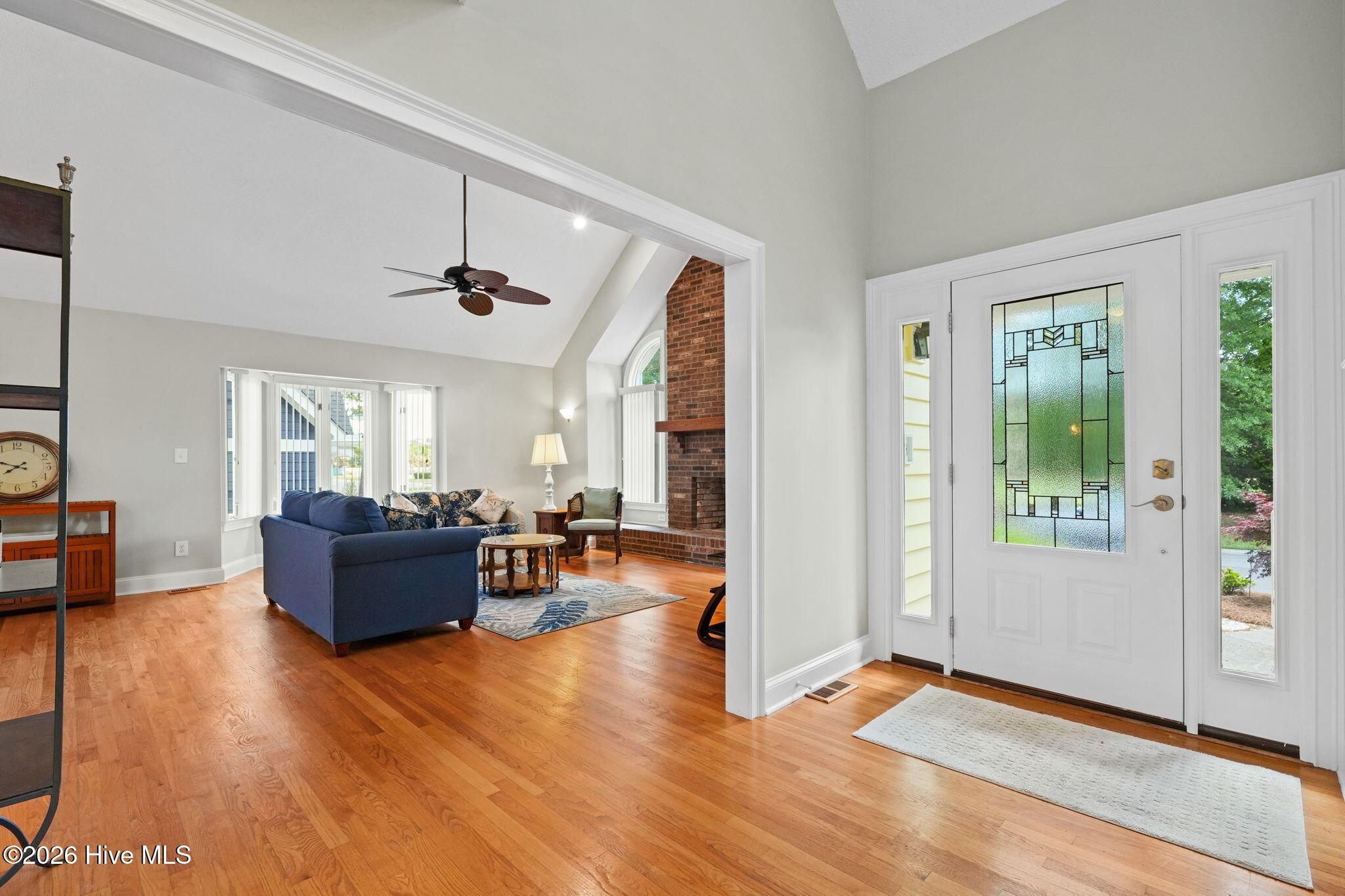 Image 3: Foyer 2