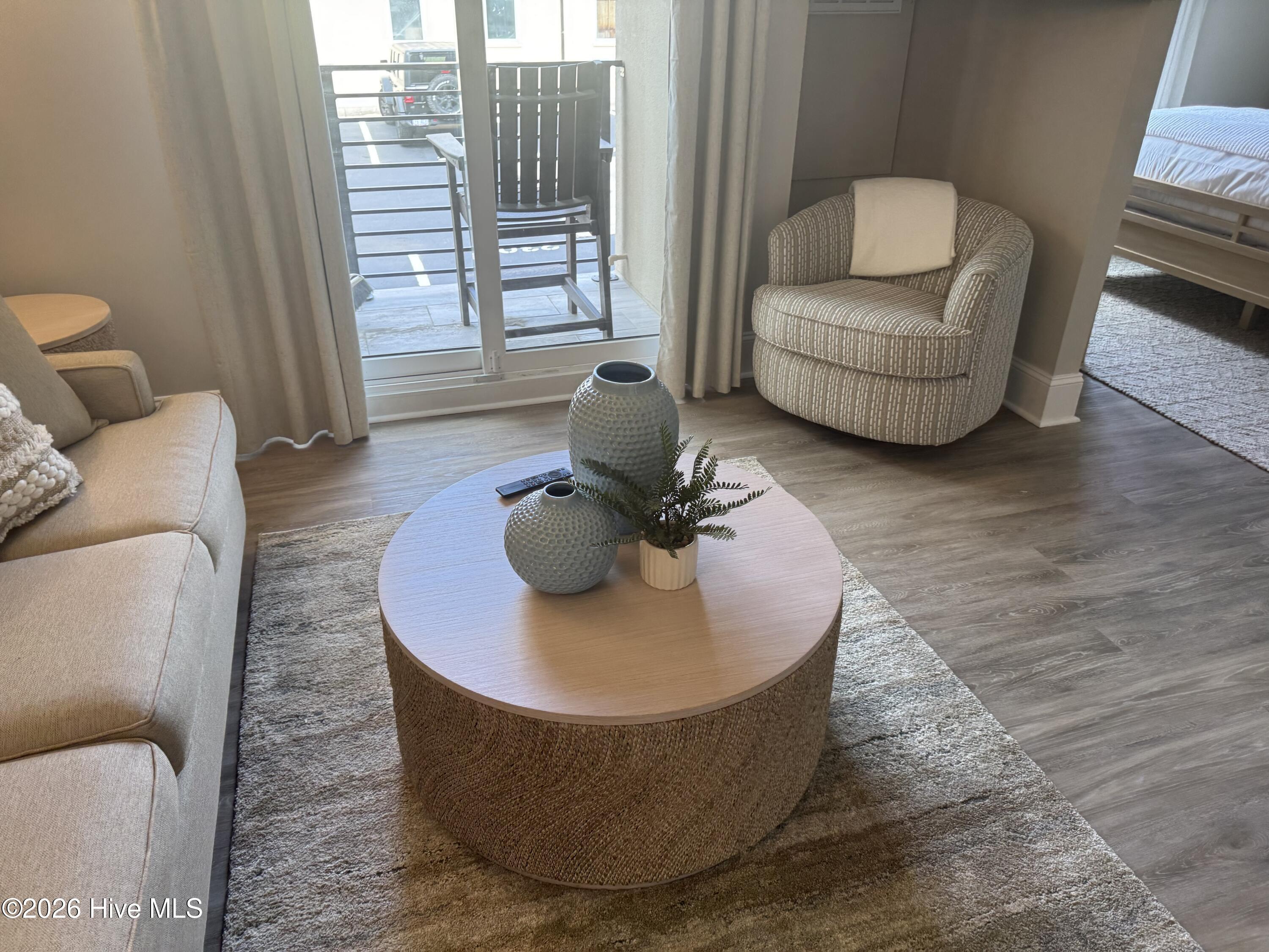 Image 4: Living room