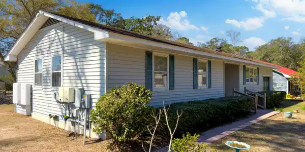 Image 2: 139 Stuart Ave MLS-3