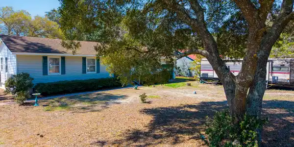 Image 3: 139 Stuart Ave MLS-2