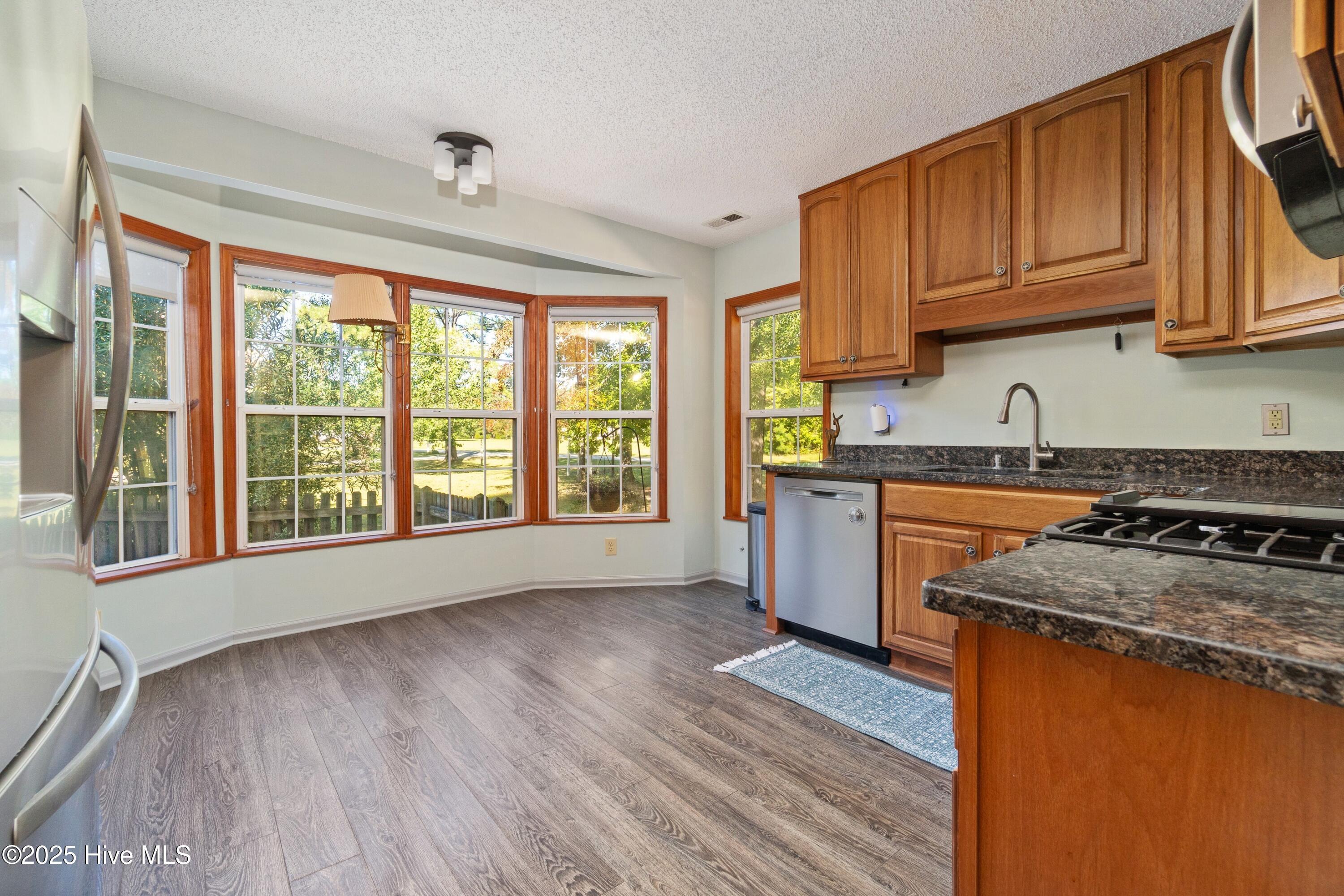 Image 4: Kitchen/Dining