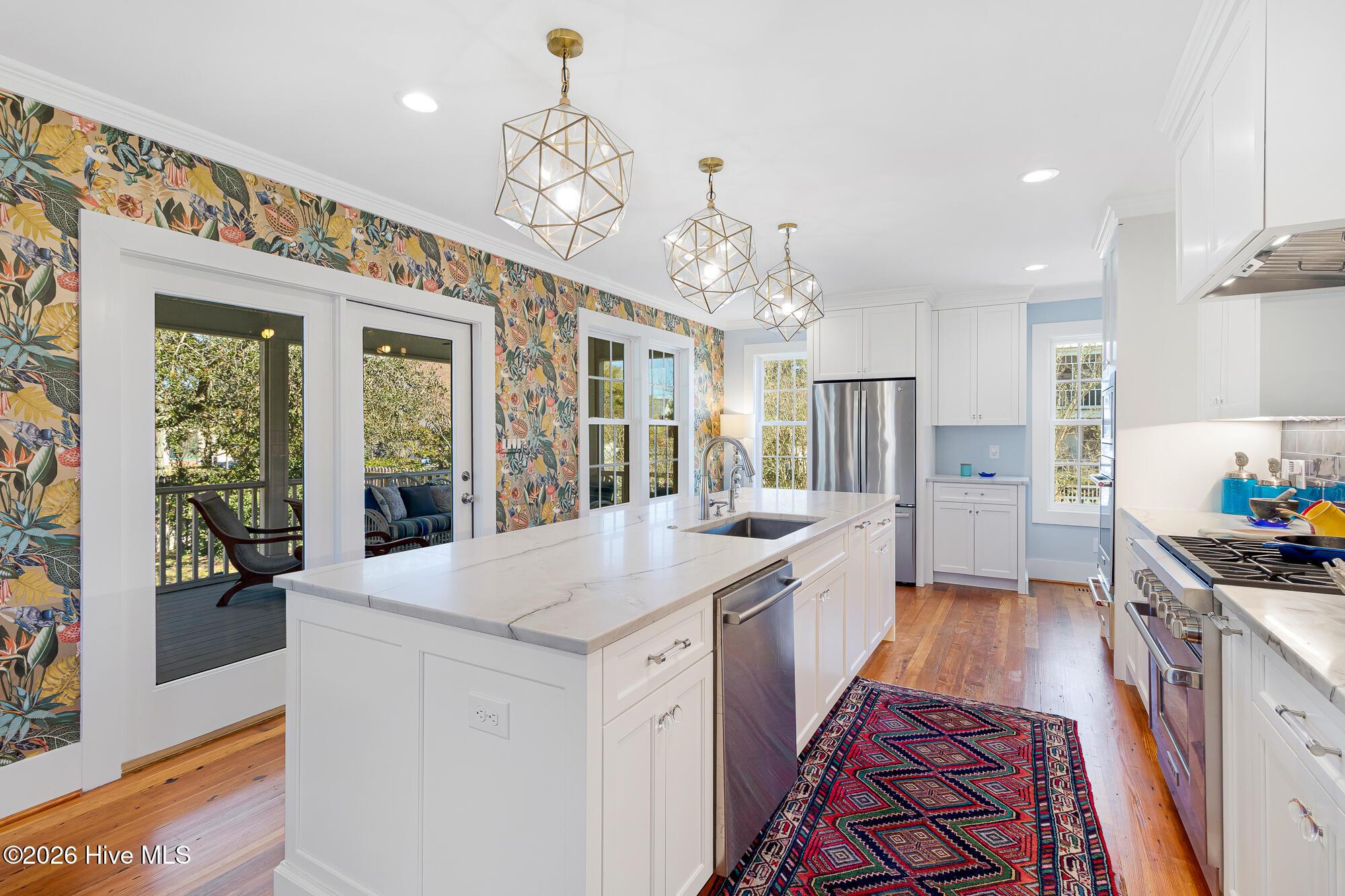 Image 3: Kitchen w Island