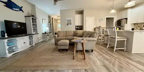Image 4: Living Area