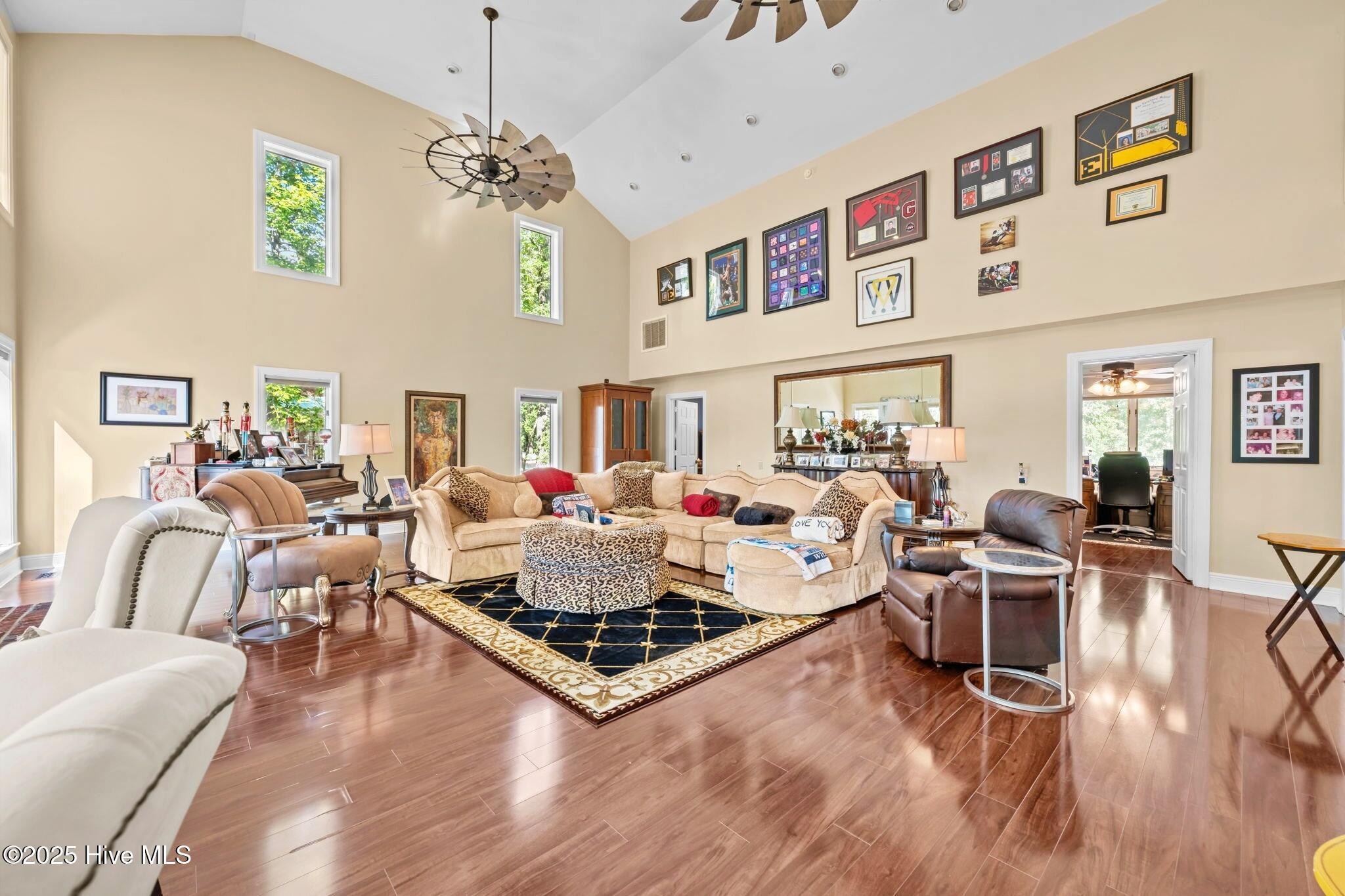 Image 4: LIVING ROOM WIDE