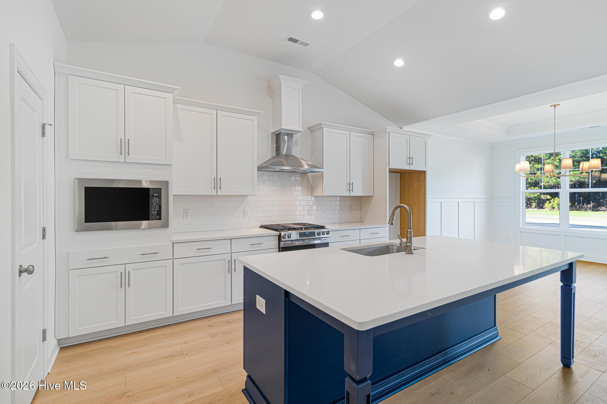 Image 2: Large Open Kitchen w/ Island