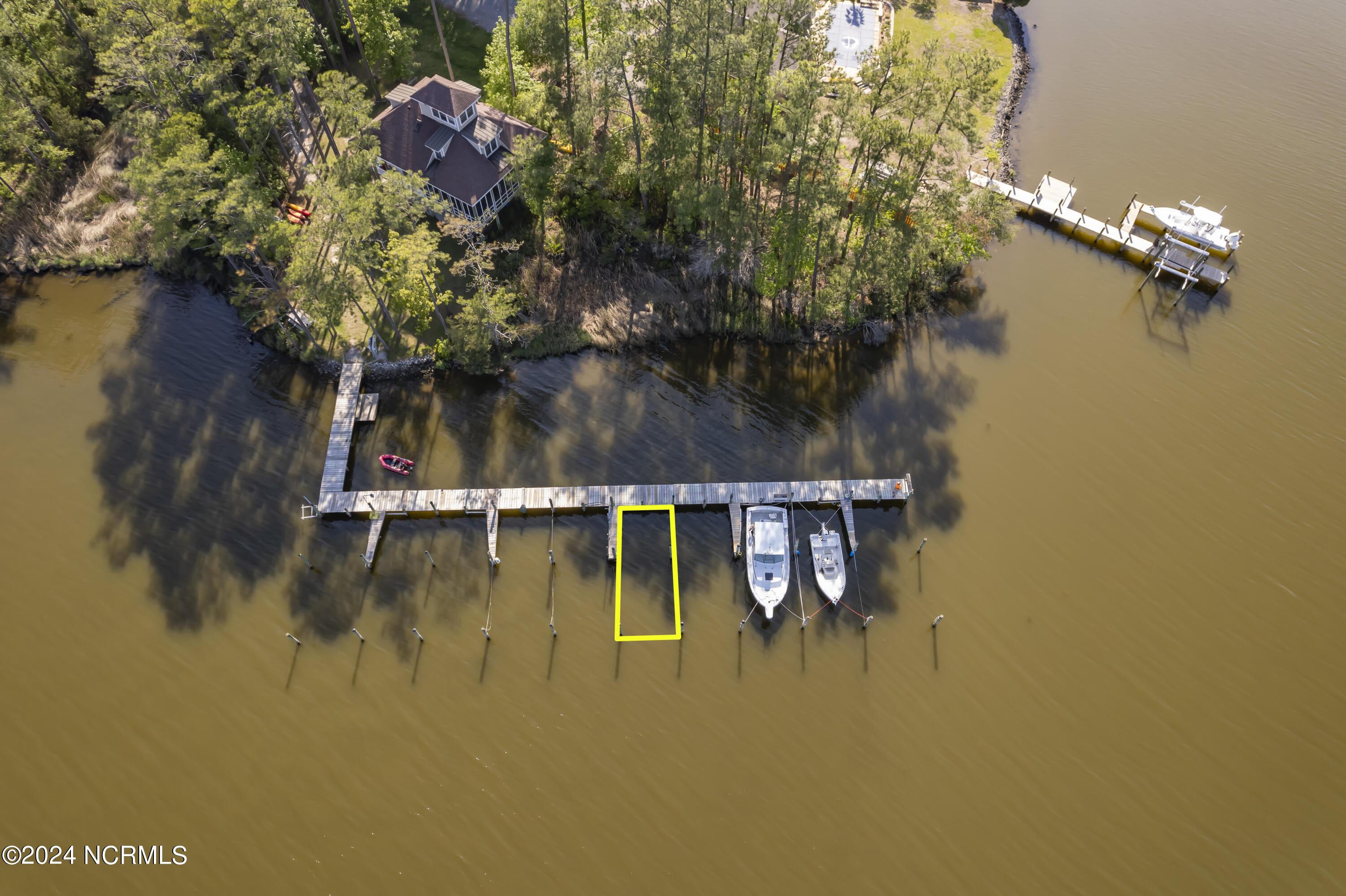 Image 4: Will Accommodate Up to 30' Boat