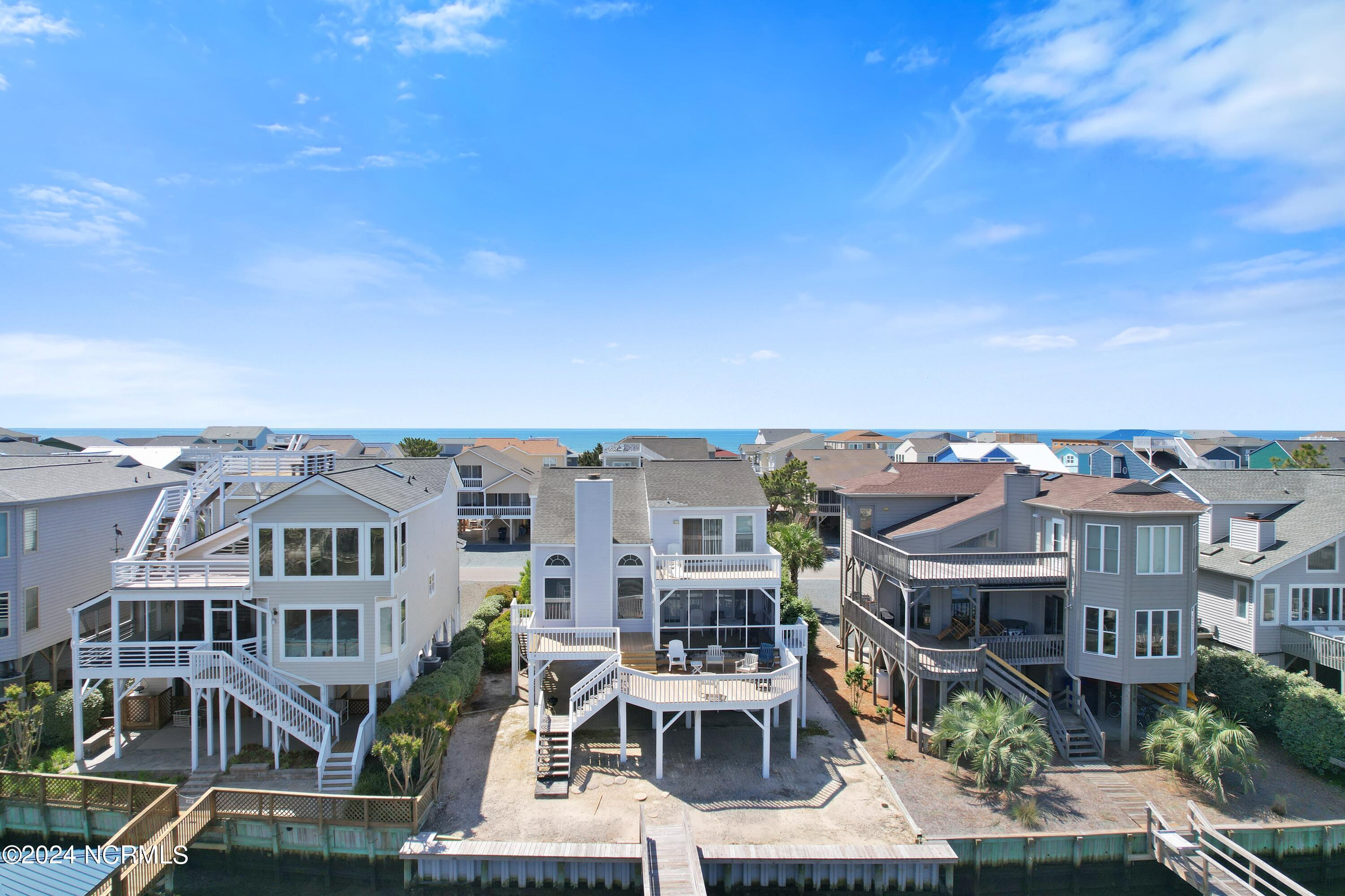 Image 3: Bayfront Island Home