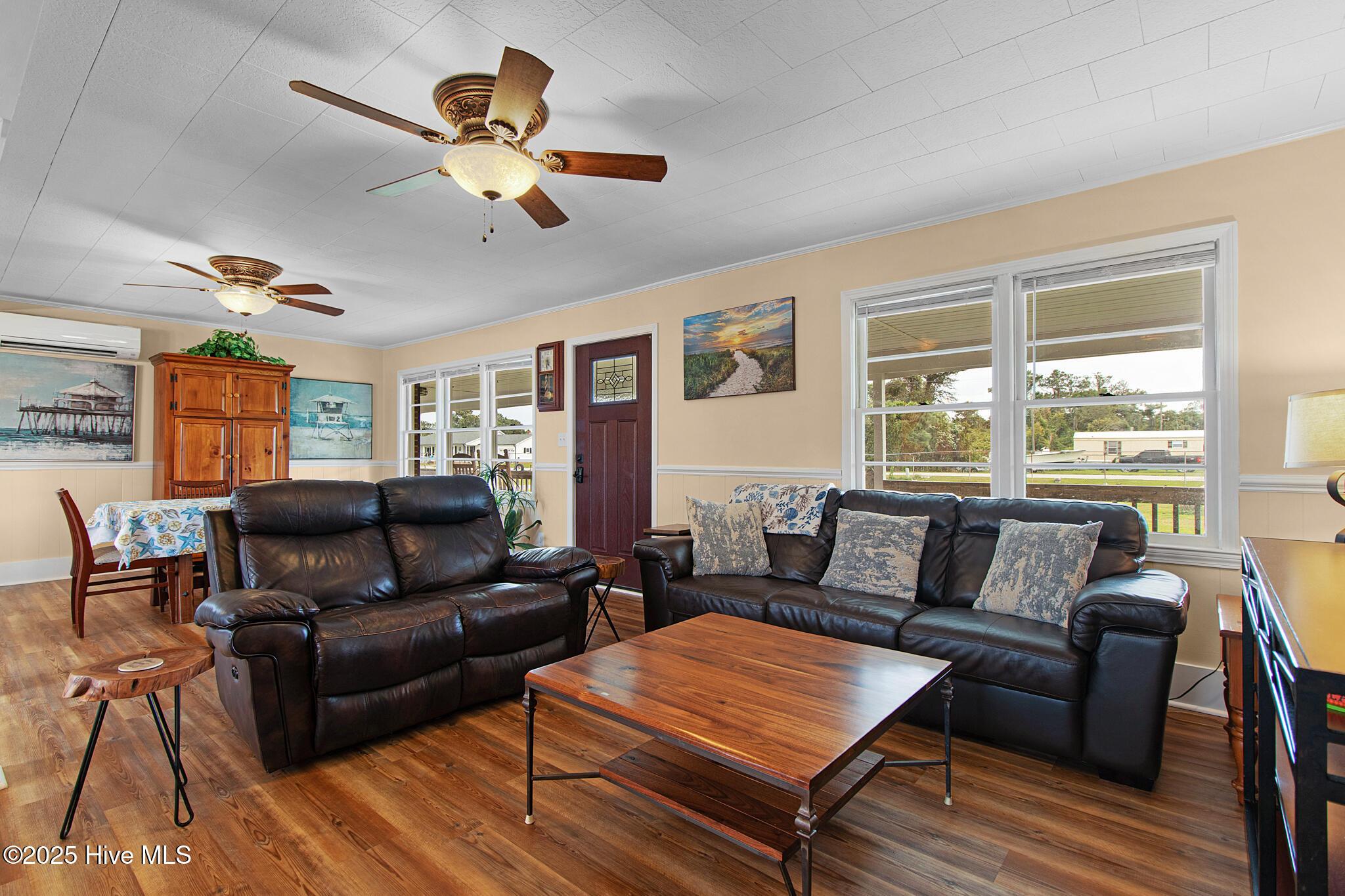 Image 4: Living Room