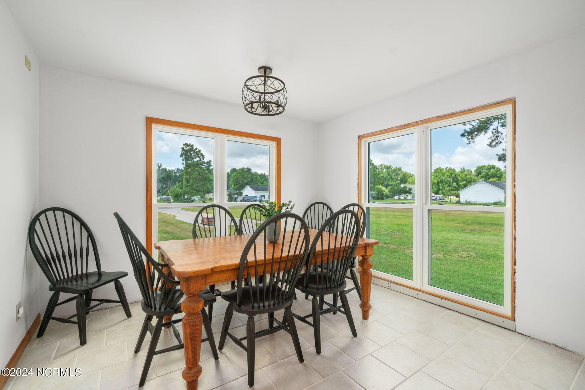 Image 4: Dining area