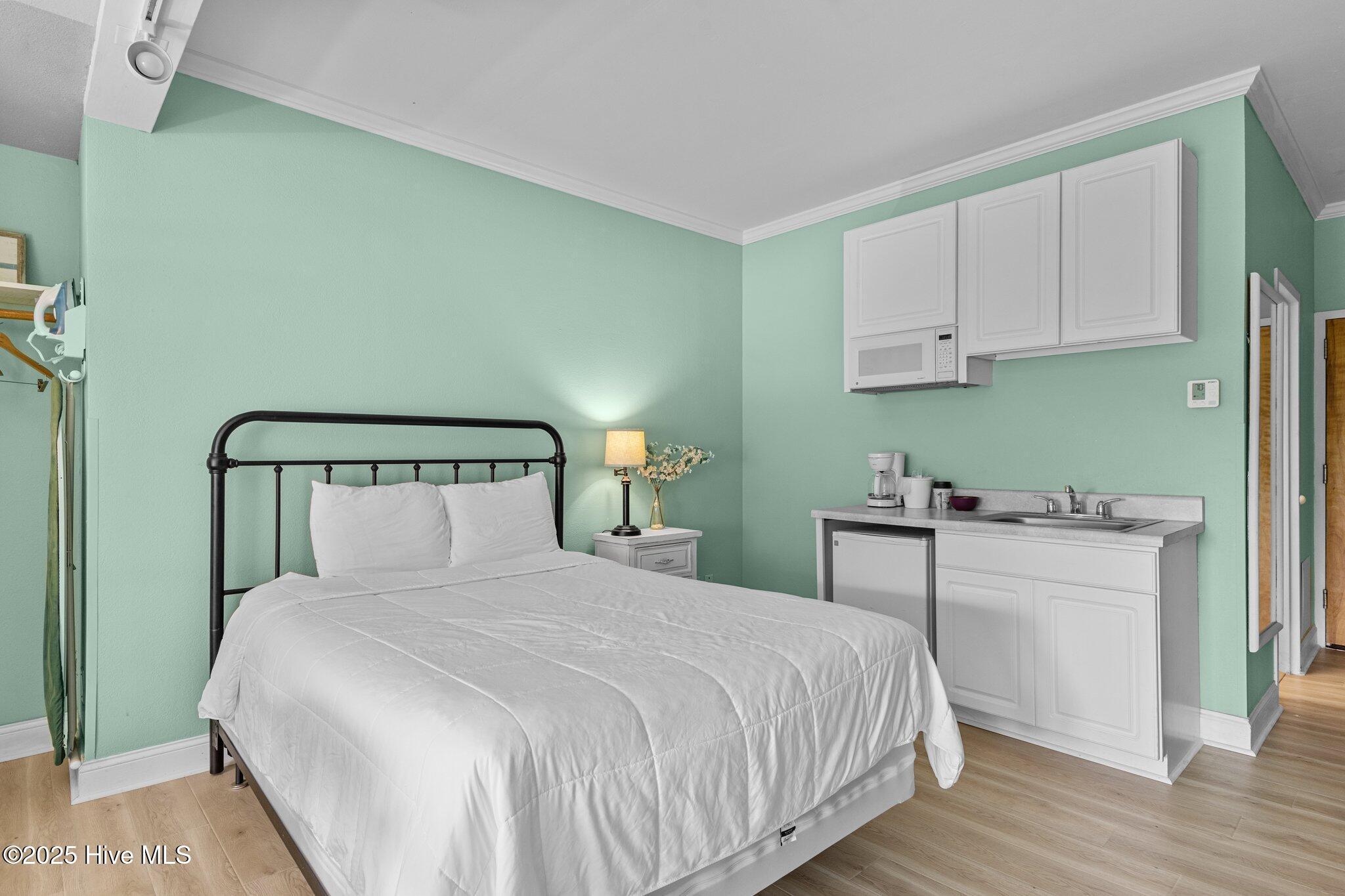 Image 3: 231 Palm Suites