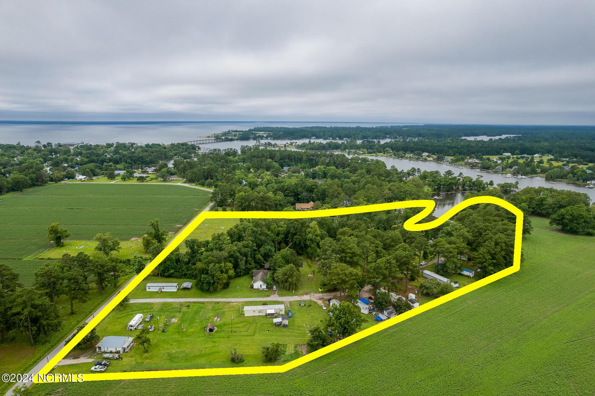 Image 1: Holiday Lane Whole property