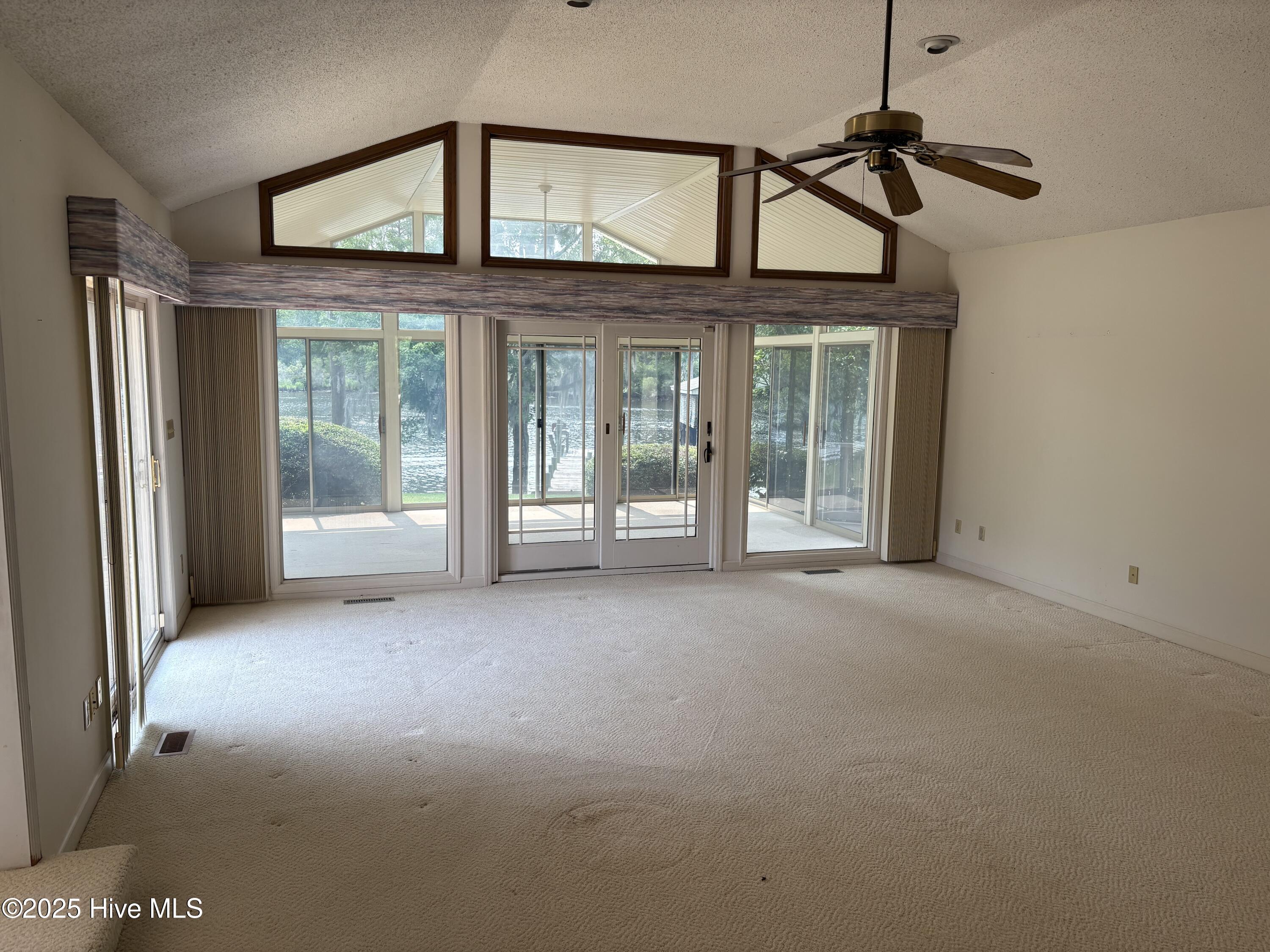 Image 3: Living room