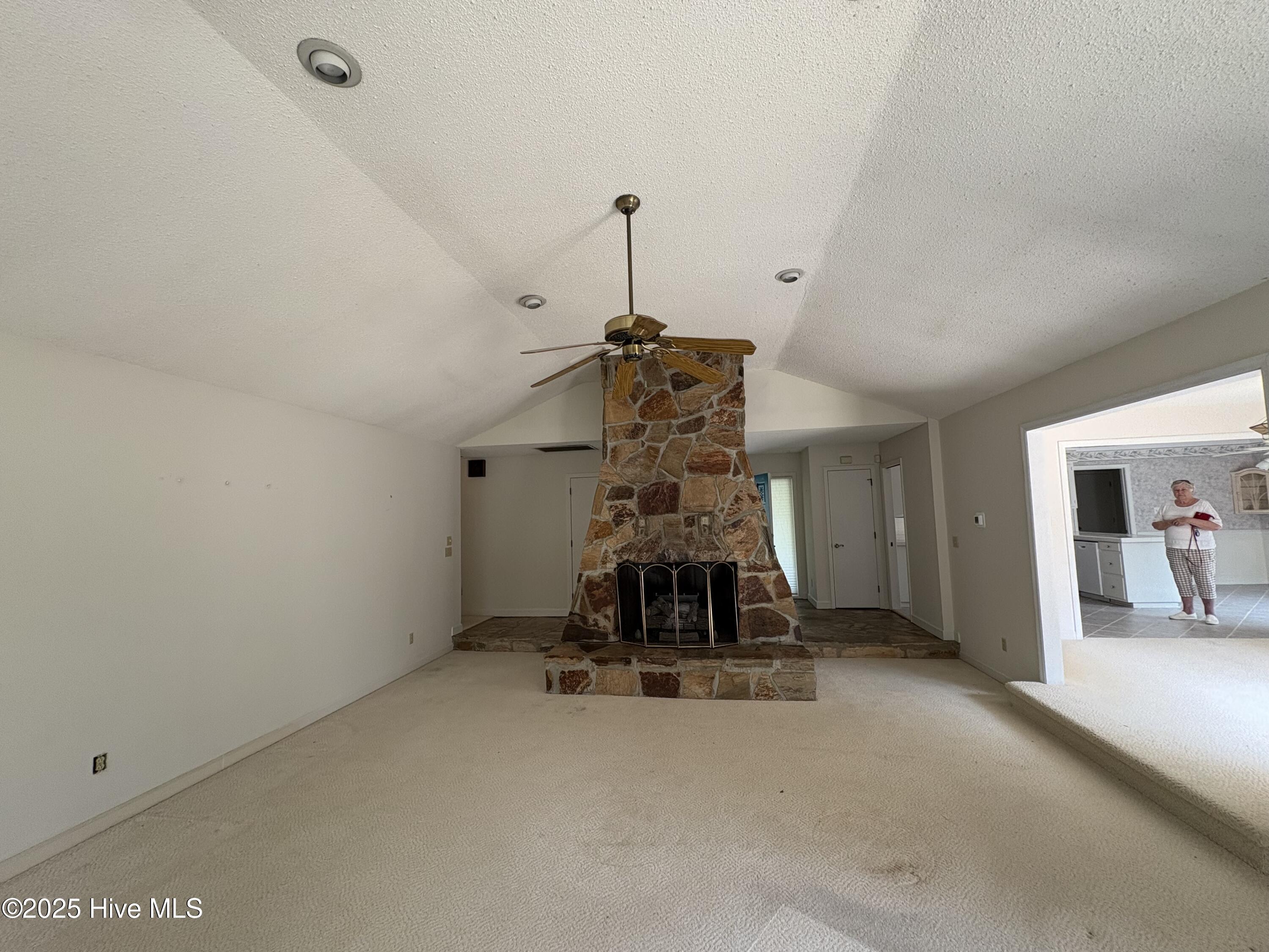 Image 4: Open living room