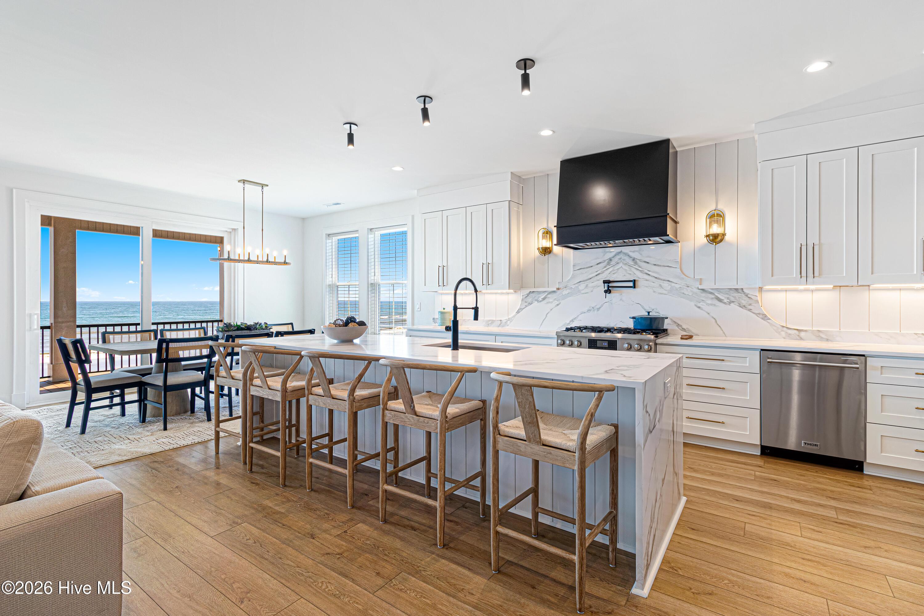 Image 3: Gourmet Kitchen with Butlers Pantry
