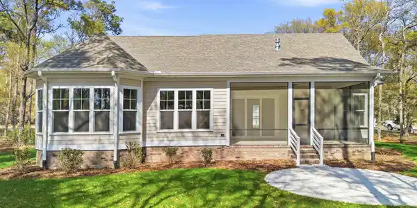 Image 4: Back Exterior
