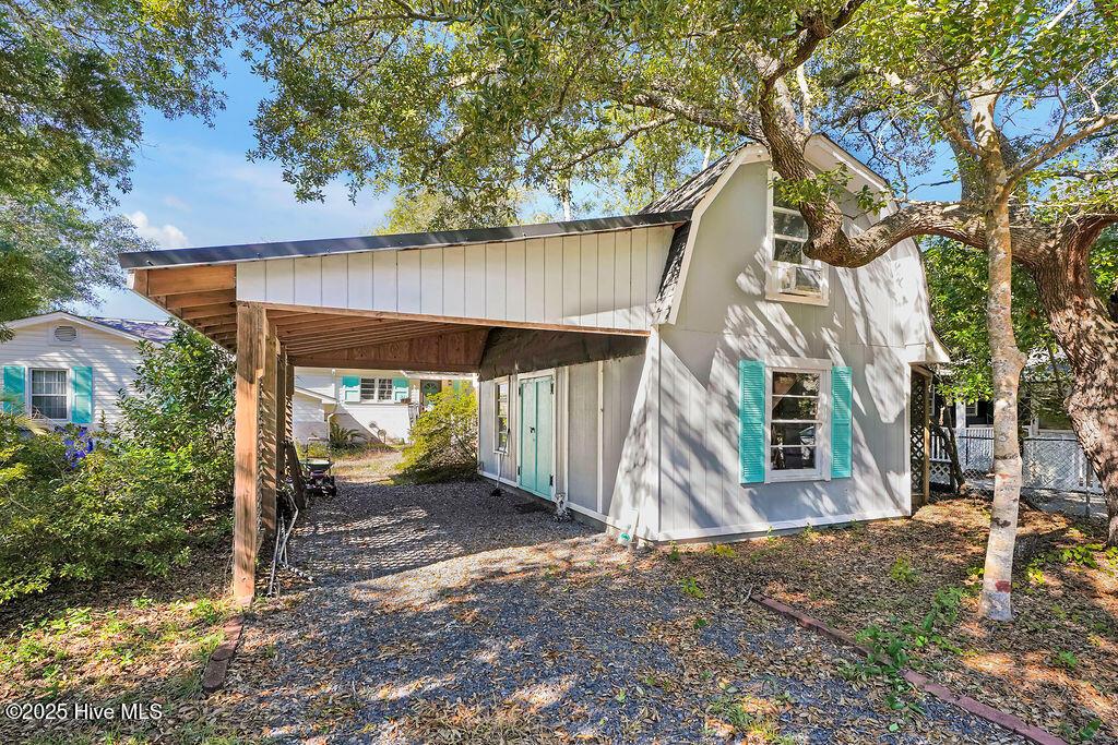 Image 2: Barn on property