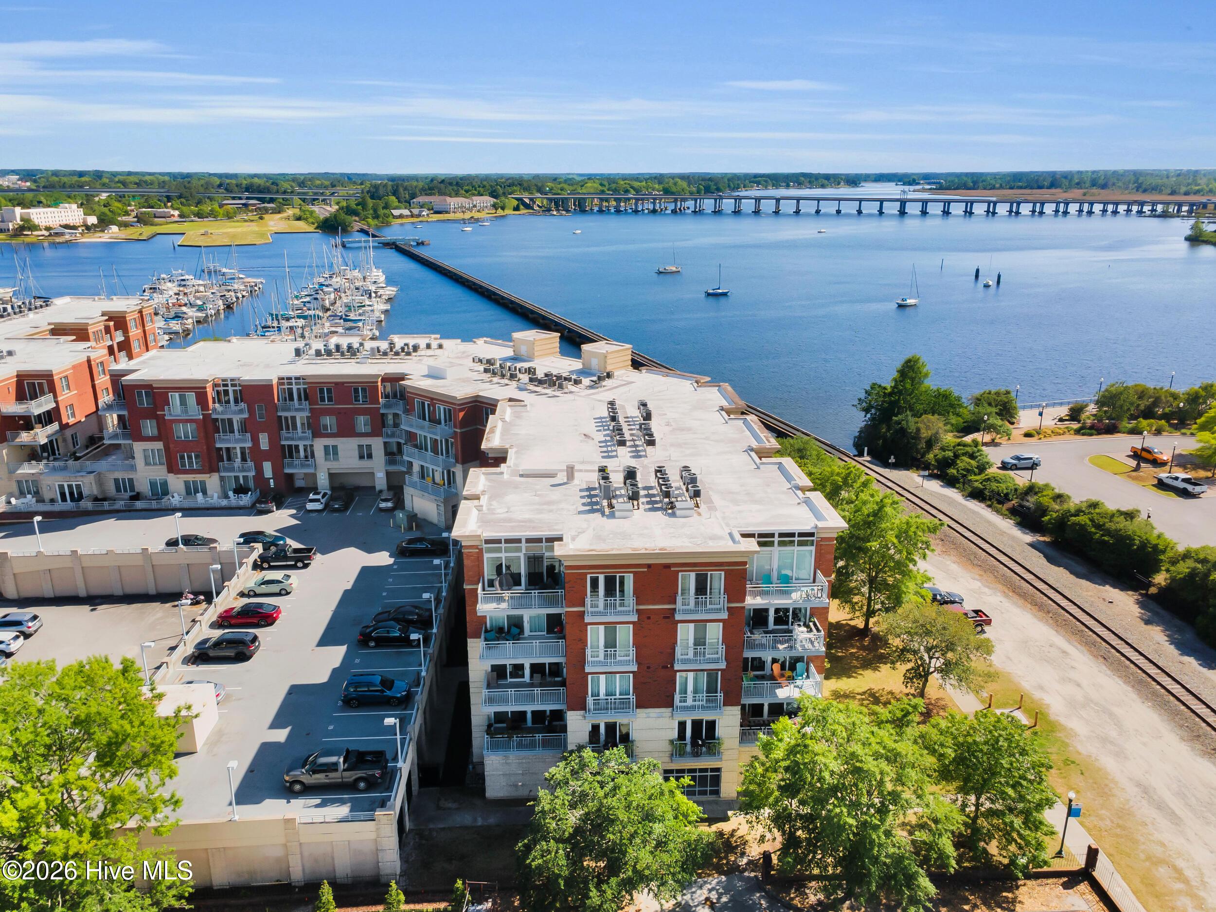 Image 2: 336 Sky Sail Boulevard
