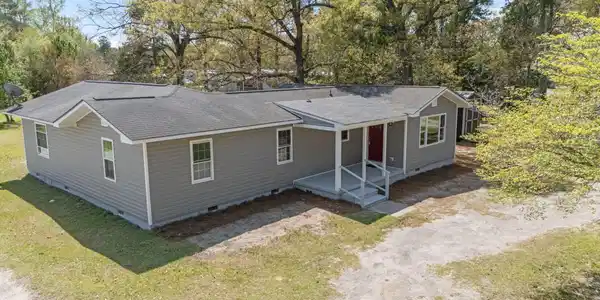 Image 3: 5-web-or-mls-DJI_20260401134822_0218_D