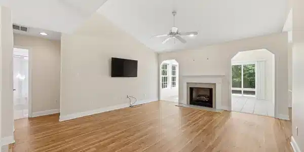 Image 4: Living Room