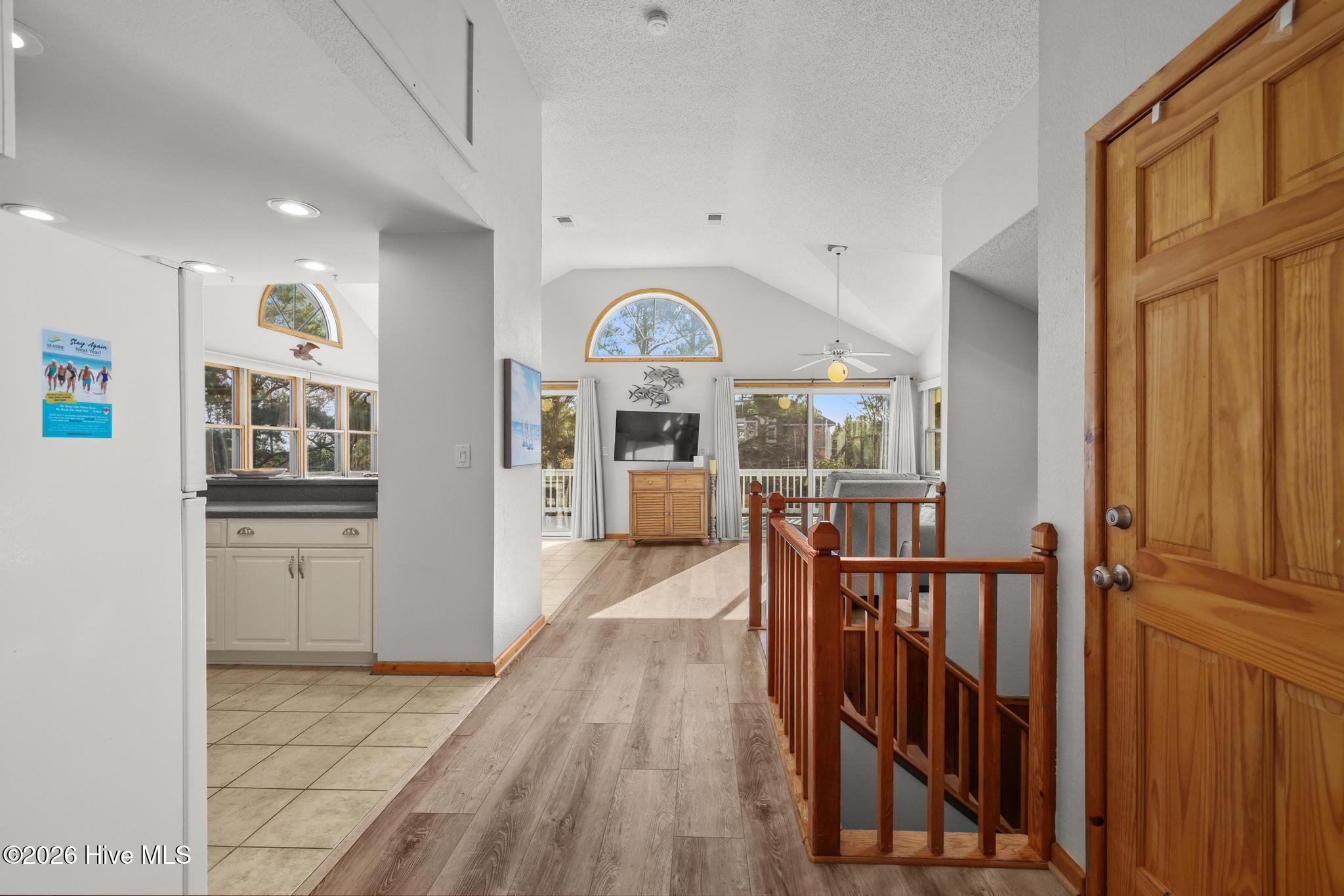 Image 3: 203 W Outlook Ct-3