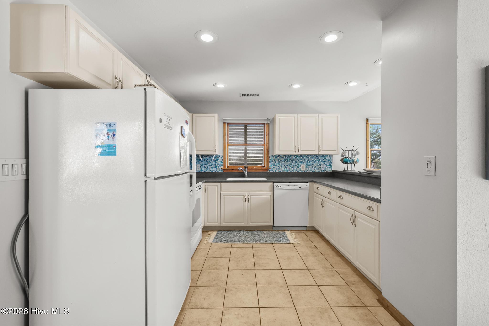 Image 4: 203 W Outlook Ct-4