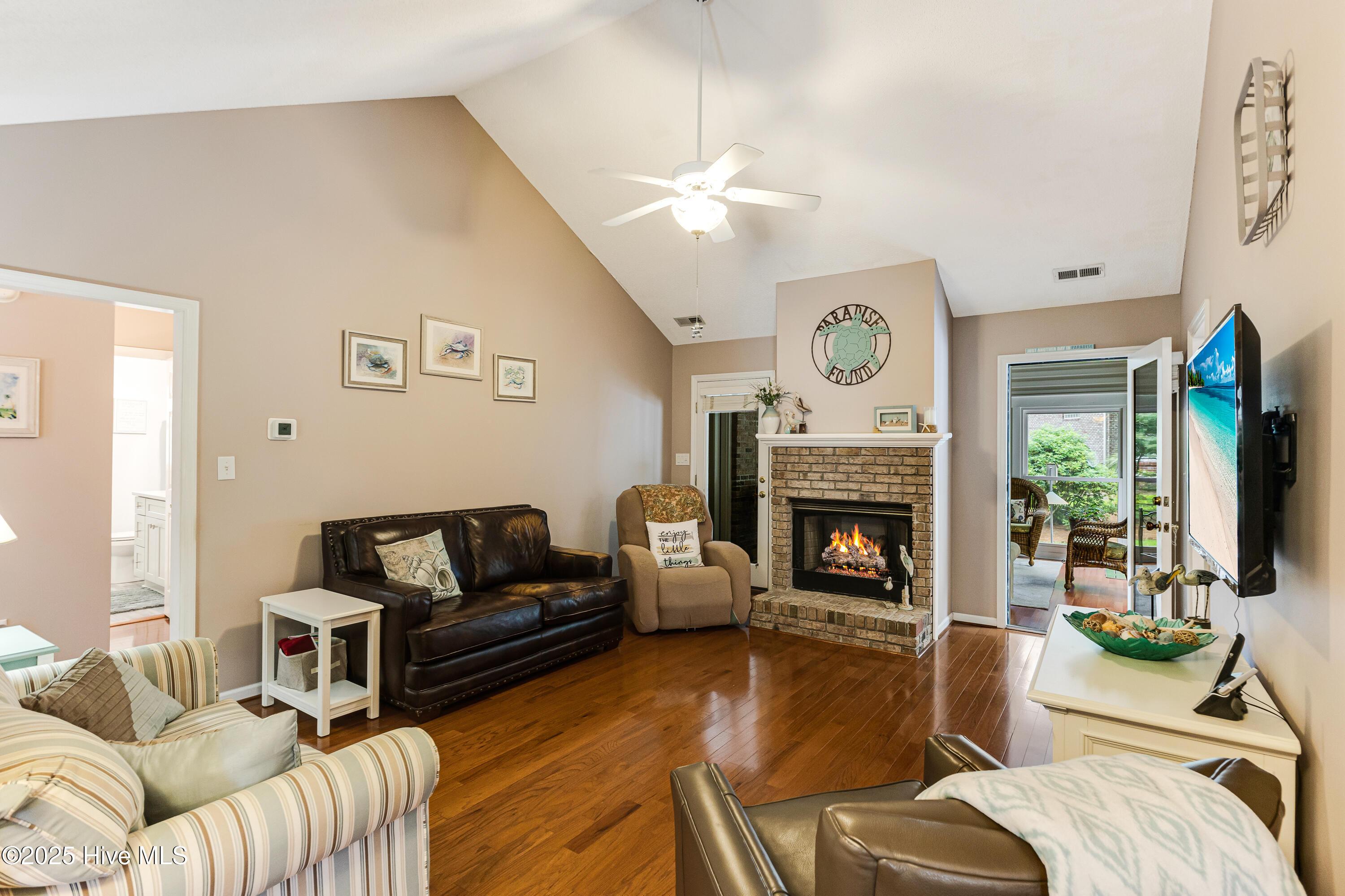 Image 4: 275 Golfview-7