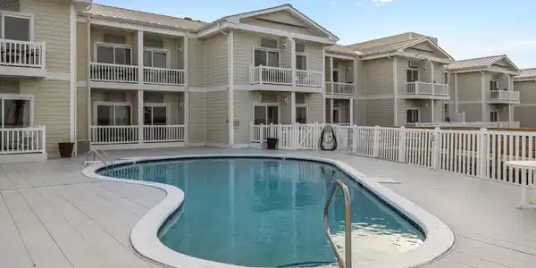 Image 2: Pool