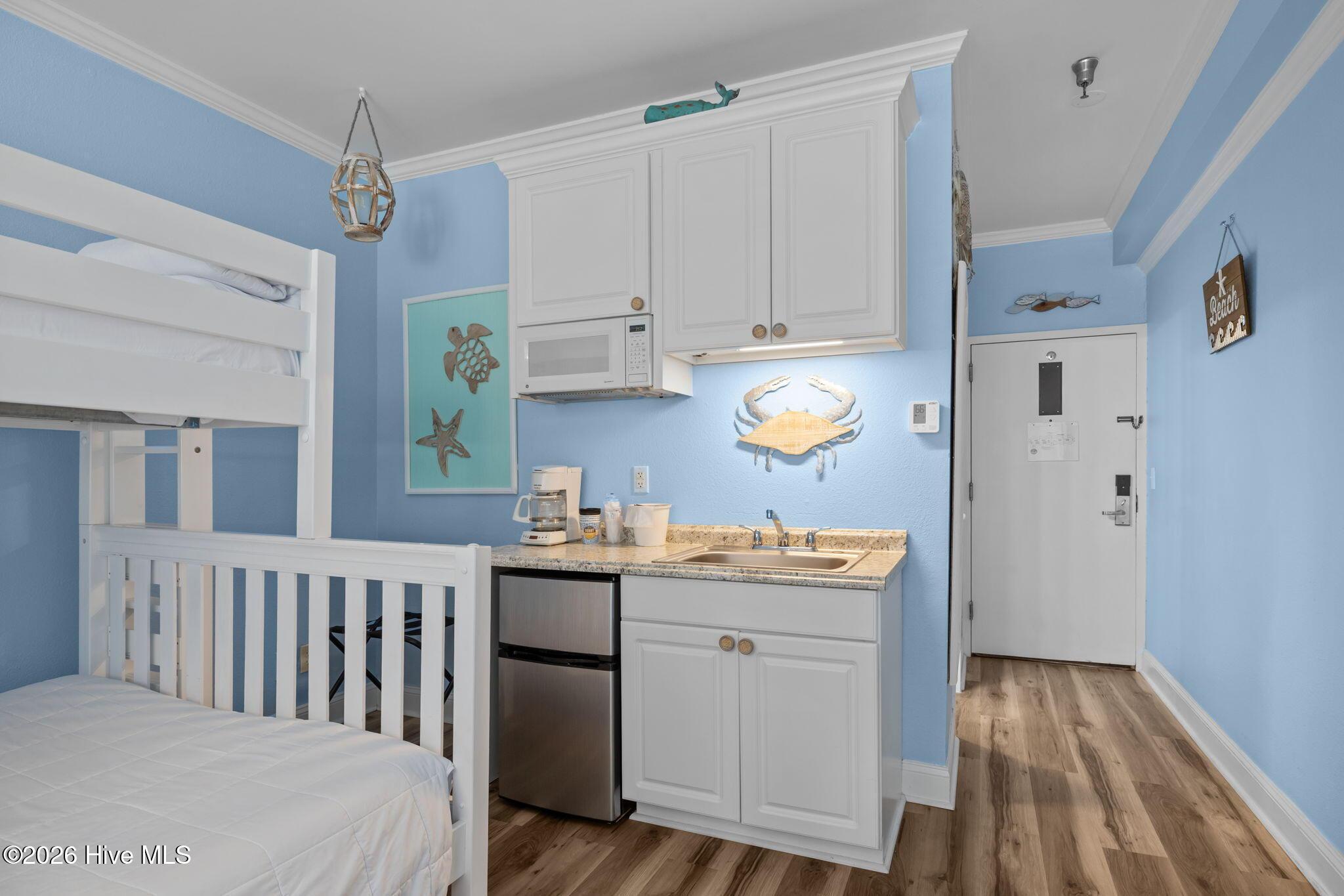 Image 3: Bunks/Sink & Mini Fridge