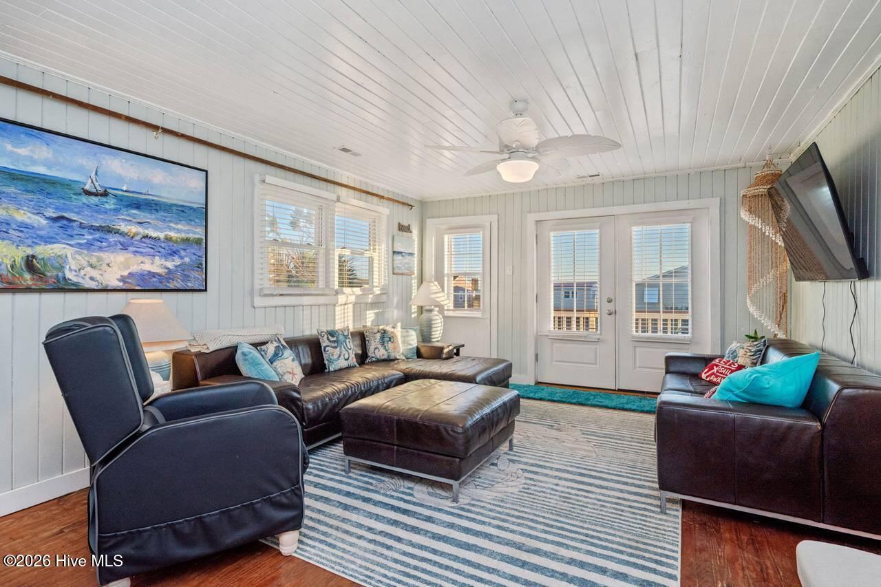 Image 3: 3016 W Beach 1
