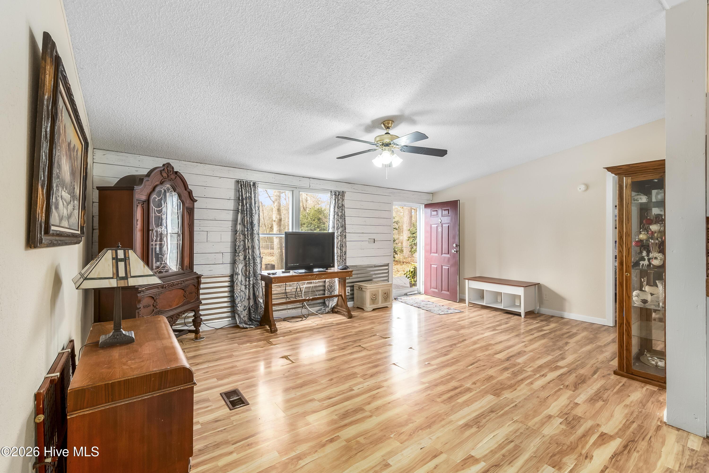 Image 4: Ample Light