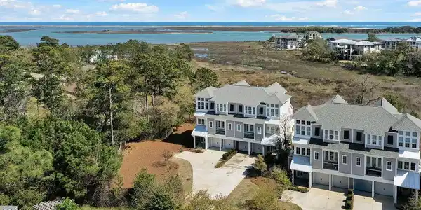 Image 4: 7697DuneWalkCourtDrone-3