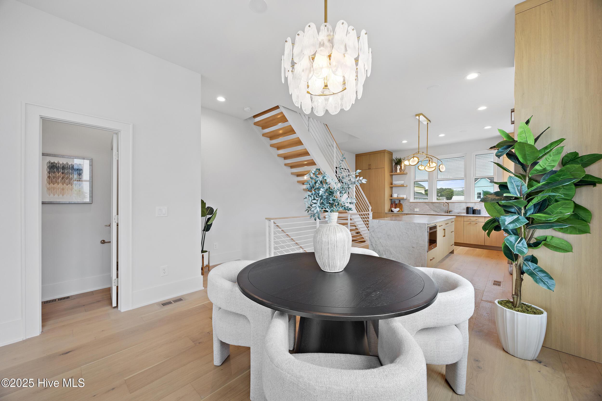 Image 2: 31_dining area