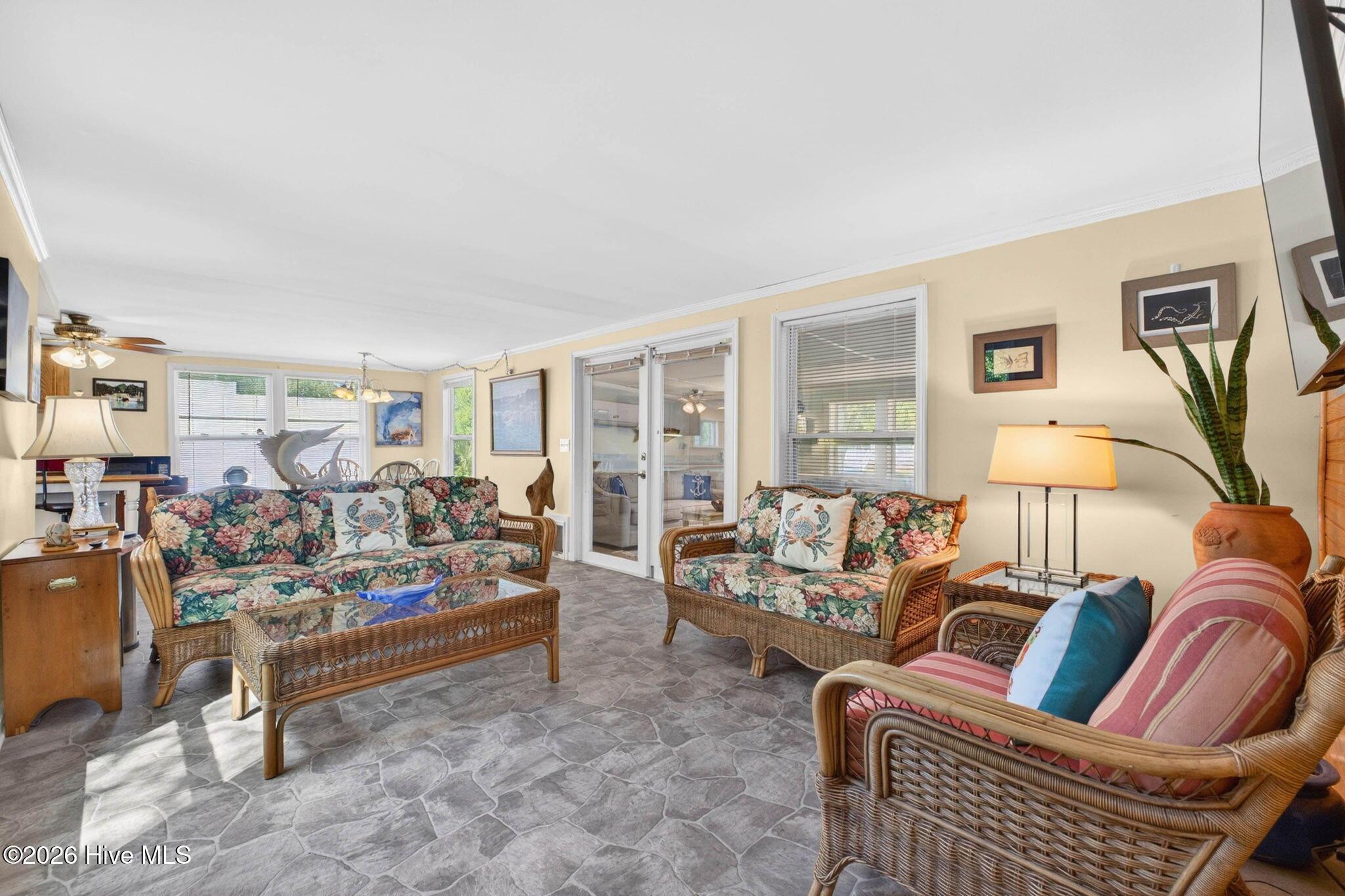 Image 4: Living Room