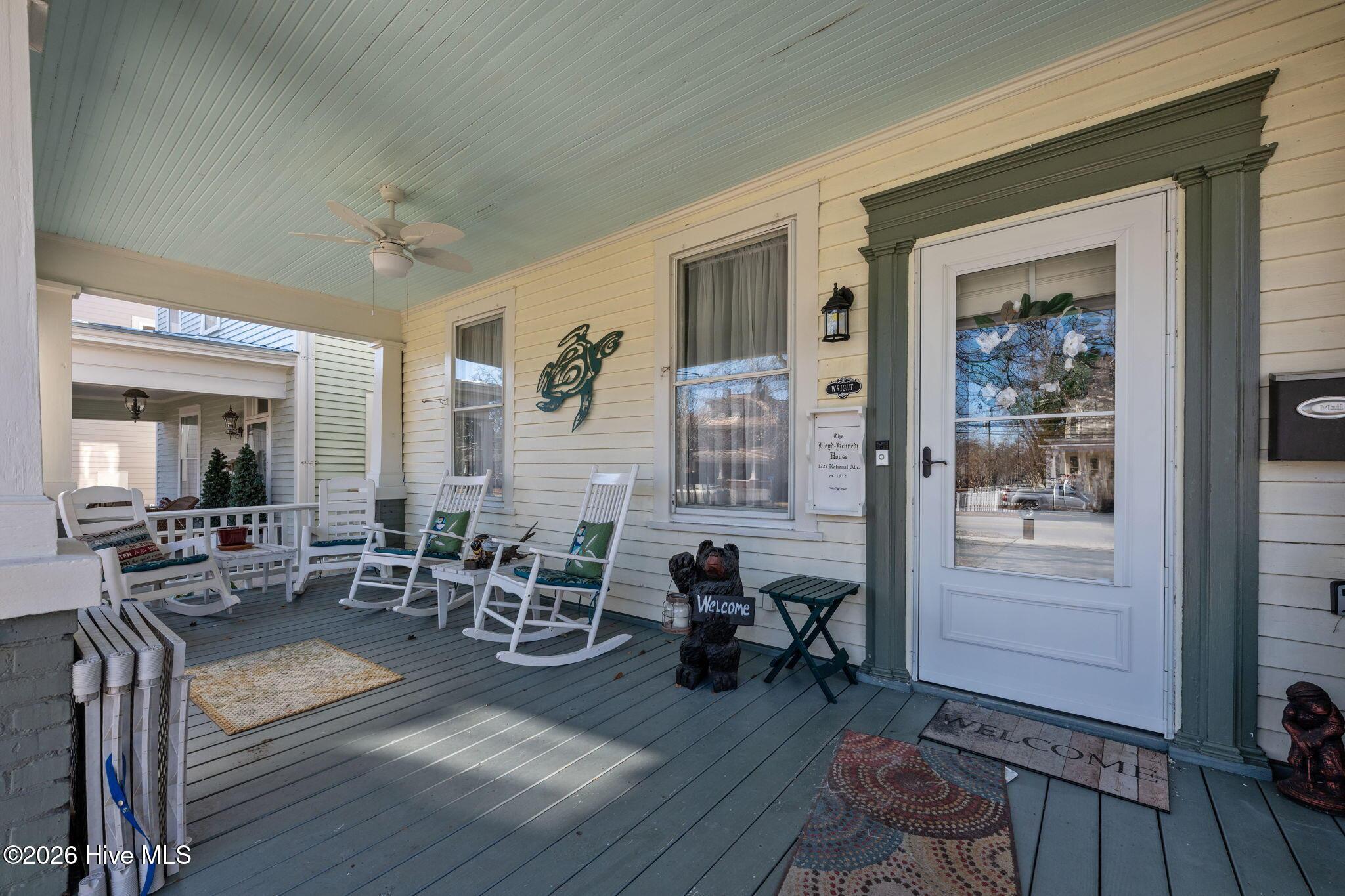 Image 4: Welcoming Front Porch